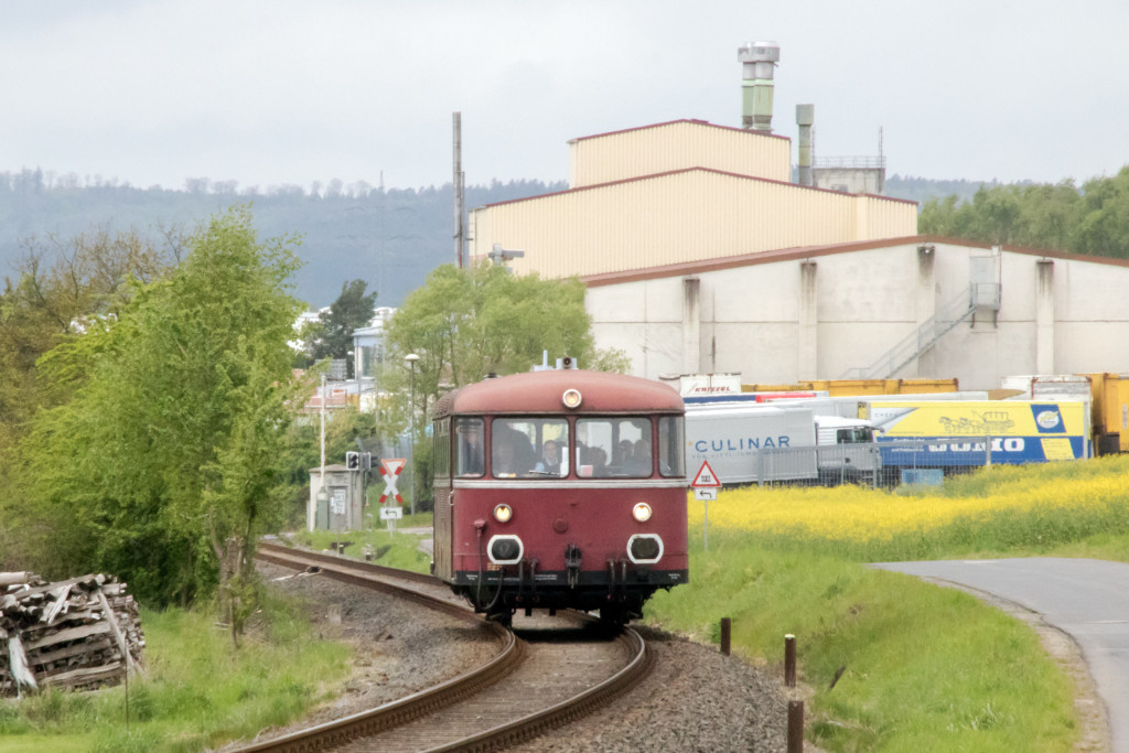 798 829 an einer Fabrik bei Rönshausen auf der Rhöhnbahn, aufgenommen am 28.04.2019.