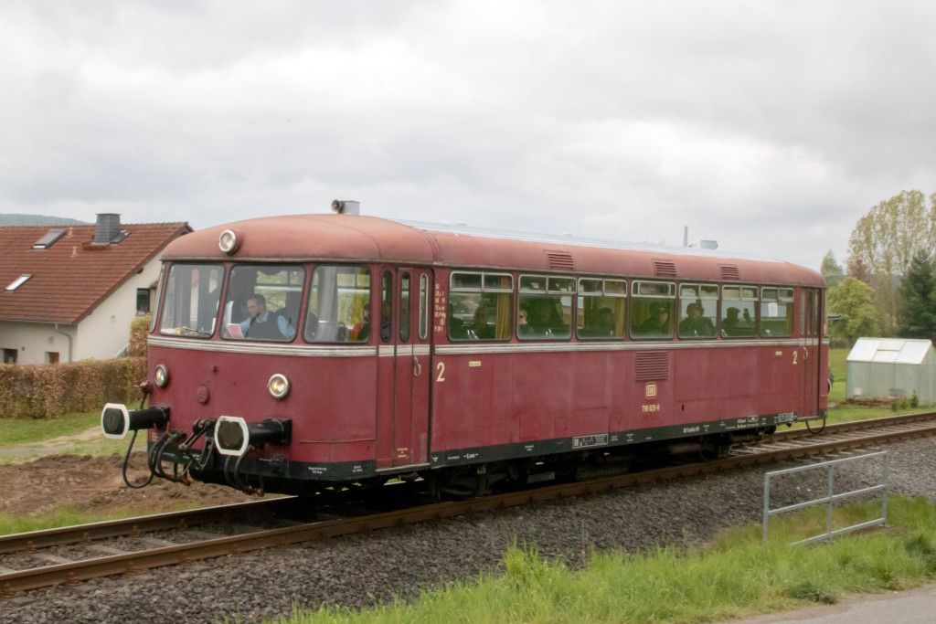 798 829 überquert bei Rönshausen eine Brücke auf der Rhöhnbahn, aufgenommen am 28.04.2019.
