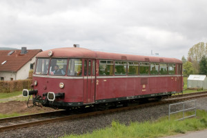798 829 überquert bei Rönshausen eine Brücke auf der Rhöhnbahn, aufgenommen am 28.04.2019.