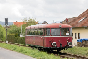 798 829 an den Häusern von Rönshausen auf der Rhöhnbahn, aufgenommen am 28.04.2019.