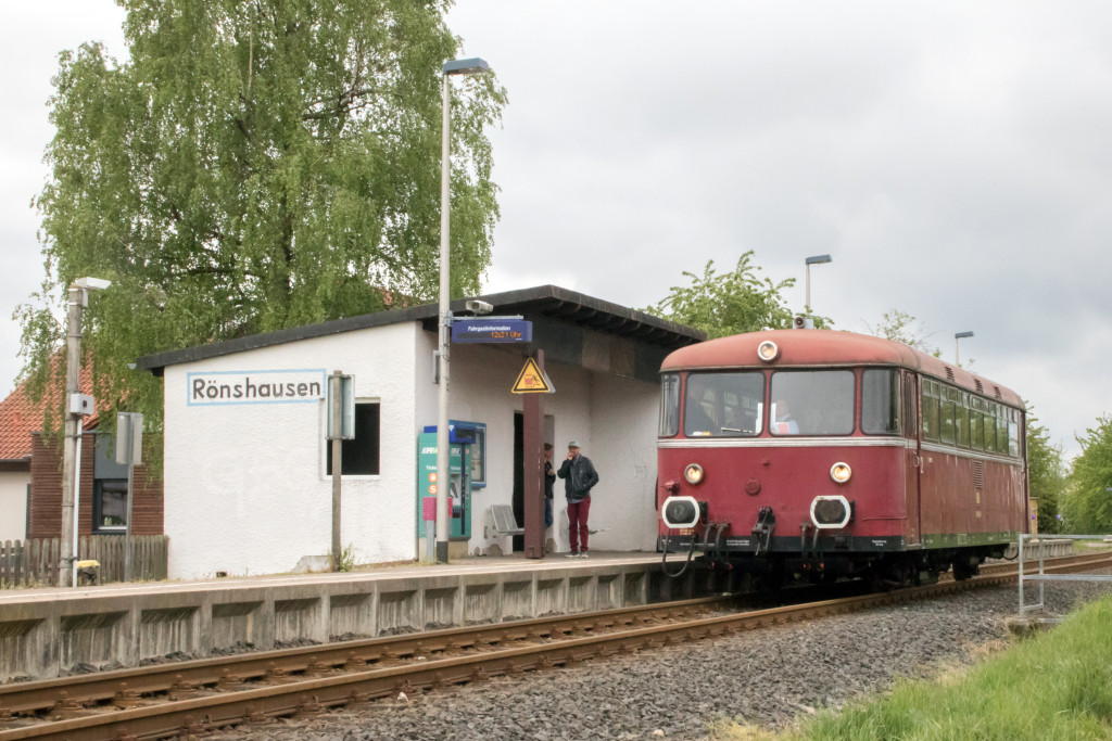 798 829 steht am Haltepunkt Rönshausen auf der Rhöhnbahn, aufgenommen am 28.04.2019.