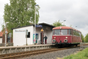 798 829 steht am Haltepunkt Rönshausen auf der Rhöhnbahn, aufgenommen am 28.04.2019.