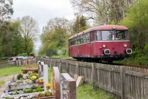 798 829 am Friedhof von Lütter auf der Rhöhnbahn, aufgenommen am 28.04.2019.
