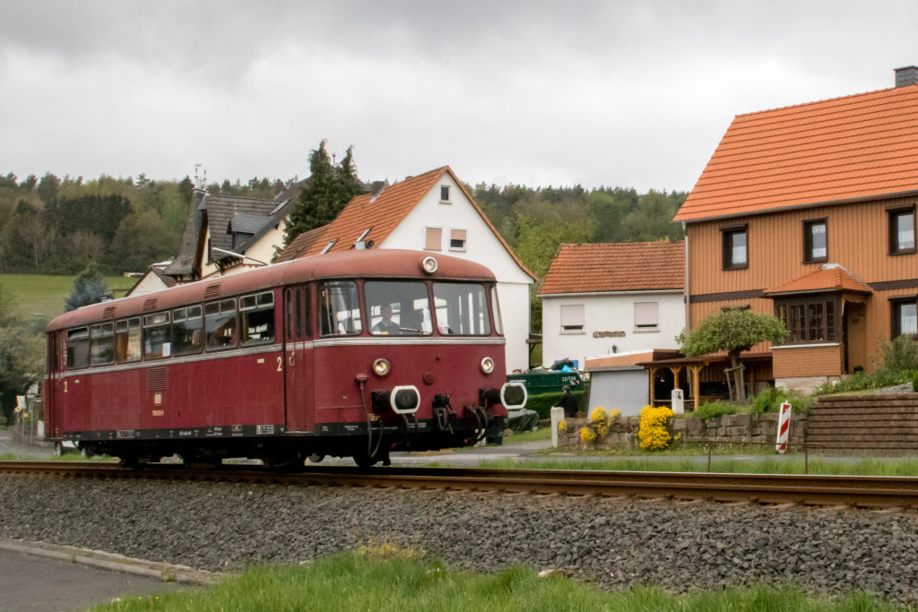 798 829 in der Ortsdurchfahrt von Schmalnau auf der Rhöhnbahn, aufgenommen am 28.04.2019.