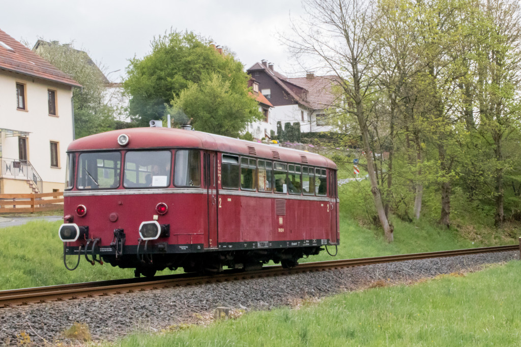 798 829 verlässt Schmalnau auf der Rhöhnbahn, aufgenommen am 28.04.2019.
