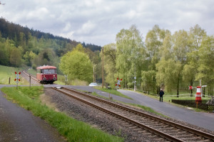 798 829 im Feld bei Altenfeld auf der Rhöhnbahn, aufgenommen am 28.04.2019.