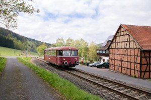 798 829 an einem Hof bei Altenfeld auf der Rhöhnbahn, aufgenommen am 28.04.2019.