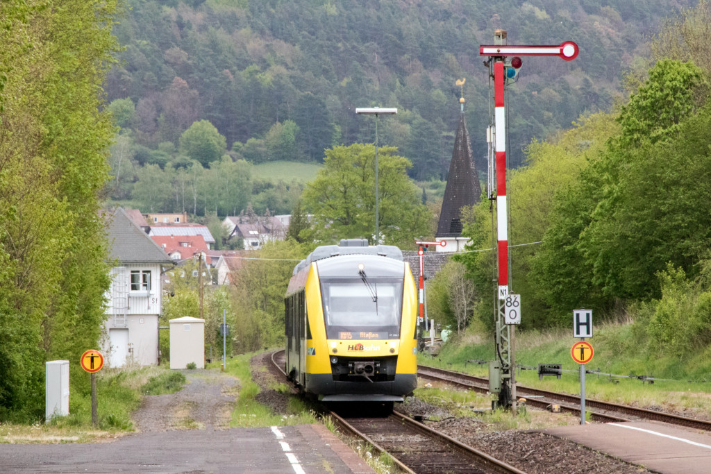 Ein Lint der HLB fährt in den Bahnhof Bad Salzschlirf auf der Vogelsbergbahn ein, aufgenommen am 28.04.2019.