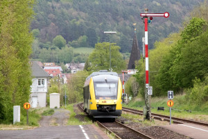 Ein Lint der HLB fährt in den Bahnhof Bad Salzschlirf auf der Vogelsbergbahn ein, aufgenommen am 28.04.2019.
