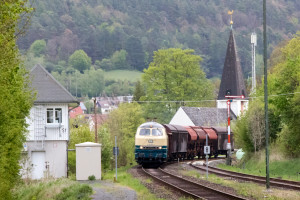 218 003 fährt mir ihrem Güterzug in den Bahnhof Bad Salzschlirf auf der Vogelsbergbahn ein, aufgenommen am 28.04.2019.