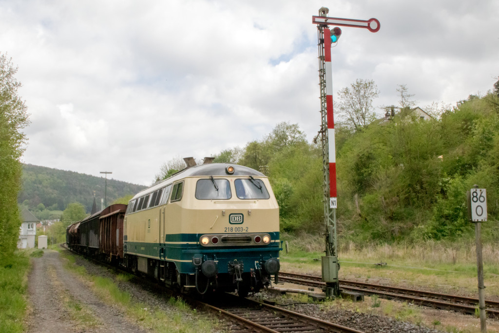 218 003 im Bahnhof Bad Salzschlirf auf der Vogelsbergbahn, aufgenommen am 28.04.2019.