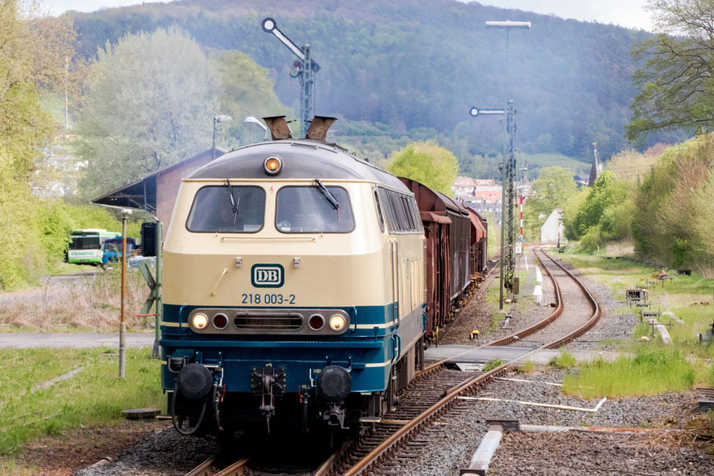 218 003 verlässt mit ihrem Güterzug den Bahnhof Bad Salzschlirf auf der Vogelsbergbahn, aufgenommen am 28.04.2019.