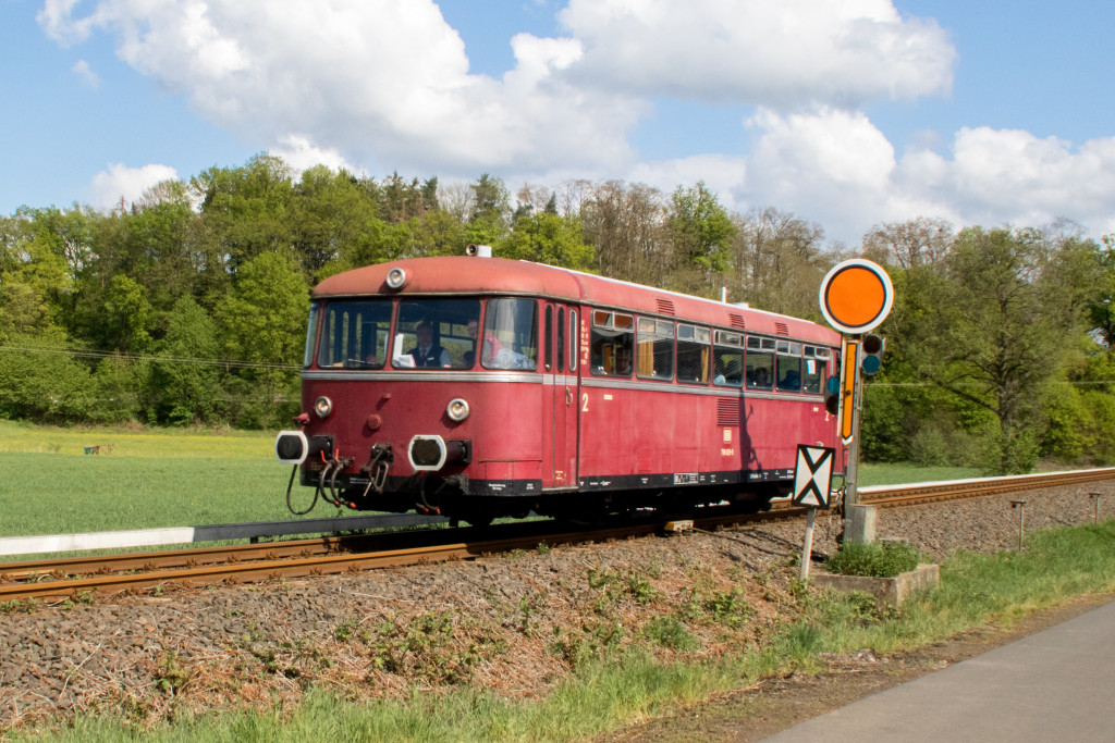798 829 passiert das Vorsignal von Büdingen auf der Lahn-Kinzig-Bahn, aufgenommen am 28.04.2019.