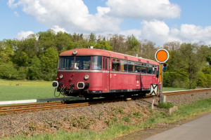 798 829 passiert das Vorsignal von Büdingen auf der Lahn-Kinzig-Bahn, aufgenommen am 28.04.2019.