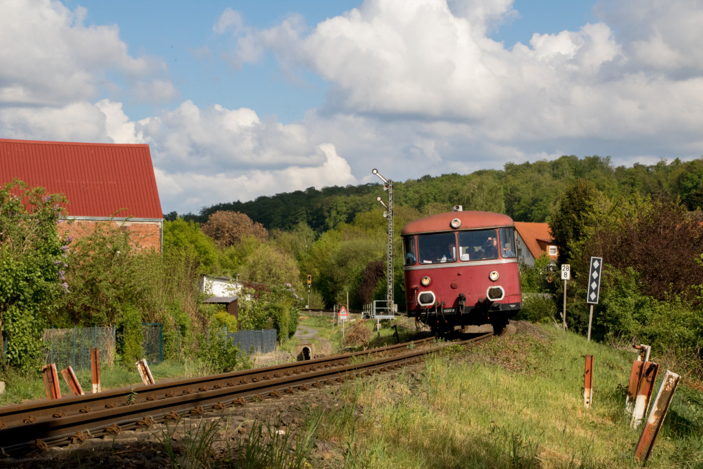 798 829 passiert das Einfahrsignal von Ober-Widdersheim auf der Lahn-Kinzig-Bahn, aufgenommen am 28.04.2019.