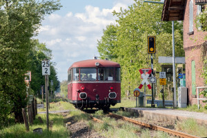 798 829 überquert den Bahnübergang bei Trais-Horloff auf der Lahn-Kinzig-Bahn, aufgenommen am 28.04.2019.