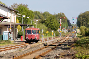 798 829 steht am Bahnsteig in Lich auf der Lahn-Kinzig-Bahn, aufgenommen am 28.04.2019.