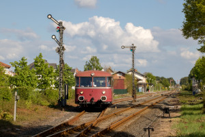 798 829 verlässt den Bahnhof Lich auf der Lahn-Kinzig-Bahn, aufgenommen am 28.04.2019.