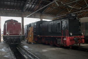 212 062 steht neben  V36 405 im Lokschuppen Hanau, aufgenommen am 04.05.2019.
