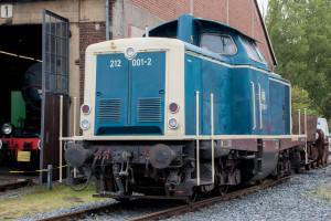 212 001 steht neben dem Lokschuppen des Bahnbetriebswerkes in Hanau, aufgenommen am 04.05.2019.