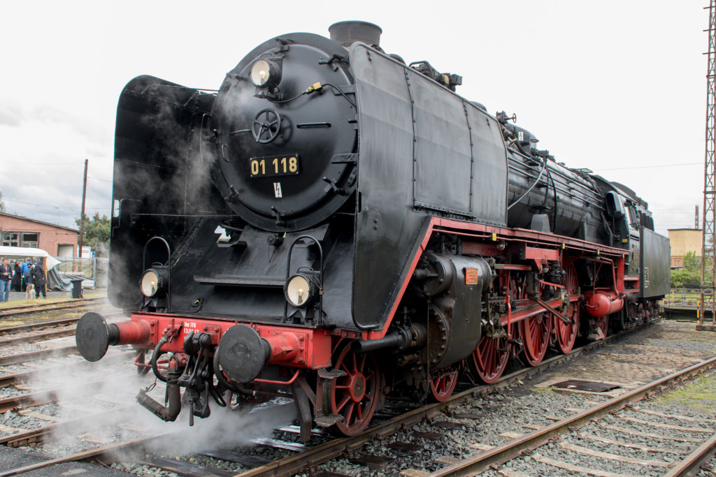 01 118 steht im Bahnbetriebswerk in Hanau, aufgenommen am 04.05.2019.