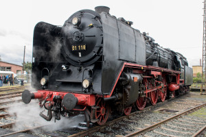 01 118 steht im Bahnbetriebswerk in Hanau, aufgenommen am 04.05.2019.