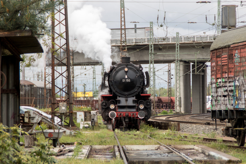 01 150 rangiert im Bahnbetriebswerk in Hanau, aufgenommen am 04.05.2019.
