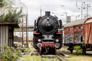 01 150 steht im Bahnbetriebswerk in Hanau, aufgenommen am 04.05.2019.