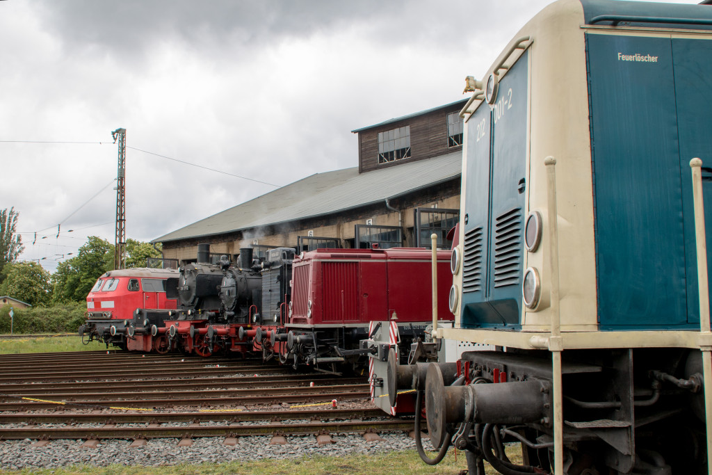 225 133, 212 062 sowie einige Dampfloks stehen im Lokschuppen des Bahnbetriebswerkes in Hanau, im Vordergrund steht 212 001, aufgenommen am 04.05.2019.