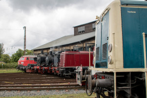 225 133, 212 062 sowie einige Dampfloks stehen im Lokschuppen des Bahnbetriebswerkes in Hanau, im Vordergrund steht 212 001, aufgenommen am 04.05.2019.