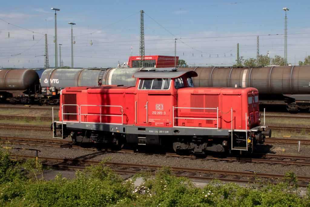 212 265 steht im Güterbahnhof Gießen, aufgenommen am 25.05.2019.