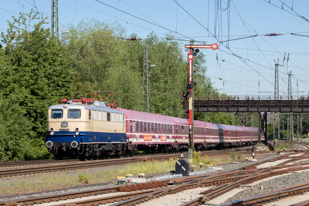 E10 1239 zieht ihren Sonderzug durch den Bahnhof Gießen-Bergwald, aufgenommen am 25.05.2019.