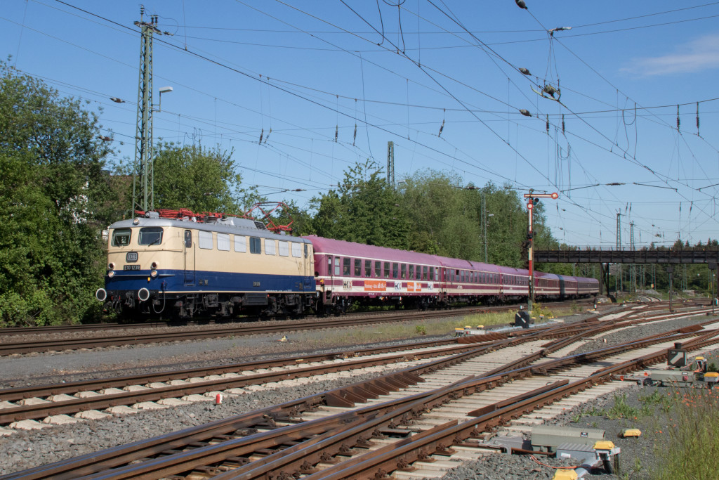 E10 1239 mit ihrem Sonderzug in Gießen-Bergwald, aufgenommen am 25.05.2019.