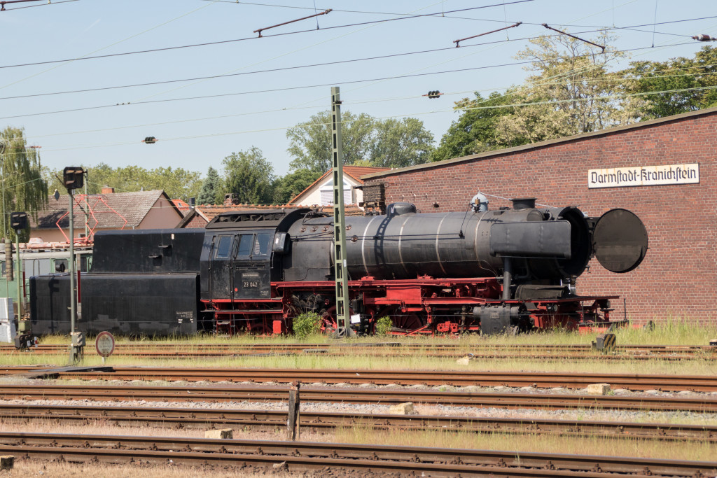 23 042 steht im Bahnbetriebswerk in Darmstadt-Kranichstein, aufgenommen am 01.06.2019.