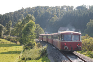 Mit etwas Dieselrauch macht sich die Schienenbusgarnitur der OEF vom Haltepunkt Thalitter auf den Weg nach Frankenberg, aufgenommen am 12.09.2015.