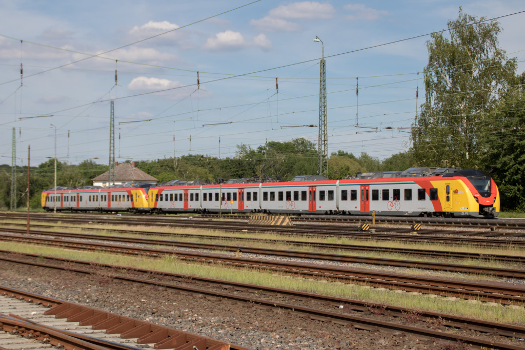 Zwei 1440 der HLB stehen am Bahnsteig Inn Darmstadt-Kranichstein, aufgenommen am 01.06.2019.