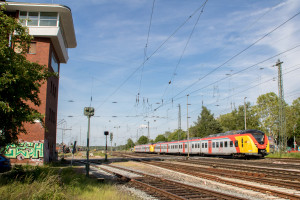 Zwei 1440 der HLB am Stellwerk Kf im Bahnhof Darmstadt-Kranichstein, aufgenommen am 01.06.2019.