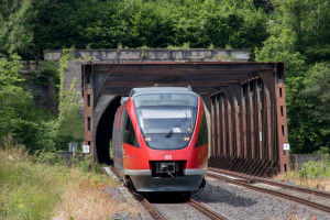 643 047 erreicht Obernhof auf der Lahntalbahn, aufgenommen am 12.06.2019.