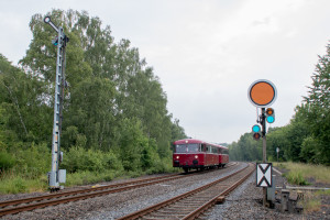 996 677 und 798 589 bei Stockhausen auf der Lahntalbahn, aufgenommen am 21.06.2019.