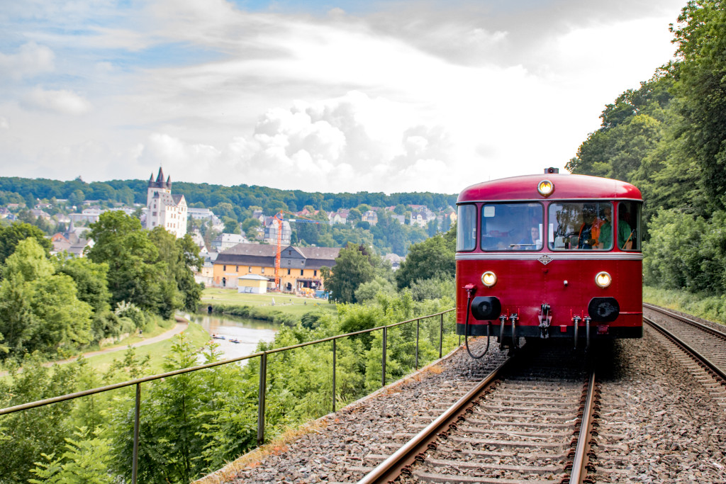 996 677 und 798 589 bei Diez auf der Lahntalbahn, aufgenommen am 21.06.2019.