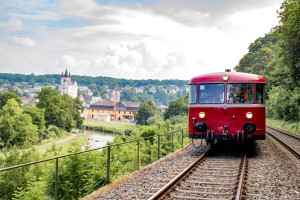 996 677 und 798 589 bei Diez auf der Lahntalbahn, aufgenommen am 21.06.2019.
