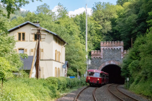 996 677 und 798 589 an einem Bahnwärterhäuschen bei Laurenburg auf der Lahntalbahn, aufgenommen am 21.06.2019.