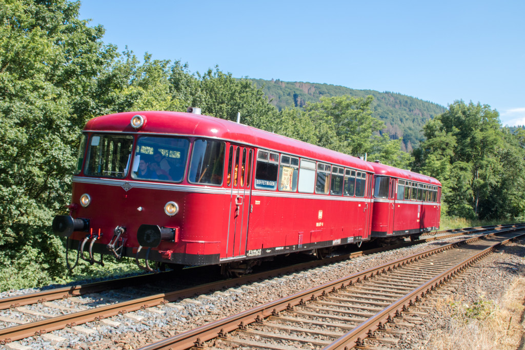 996 677 und 798 589 bei Miellen auf der Lahntalbahn, aufgenommen am 21.06.2019.