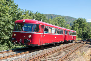 996 677 und 798 589 bei Miellen auf der Lahntalbahn, aufgenommen am 21.06.2019.
