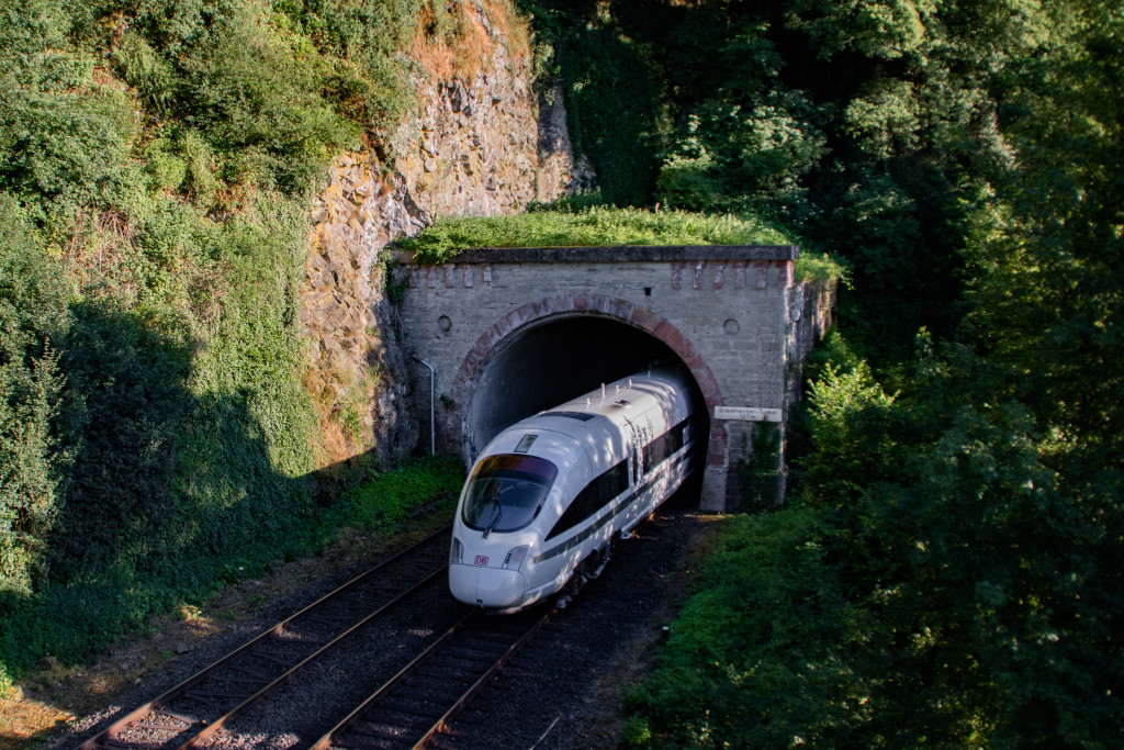 ICE TD 605 017 verschwindet im Grävenecker Tunnel auf der Lahntalbahn, aufgenommen am 21.06.2019.