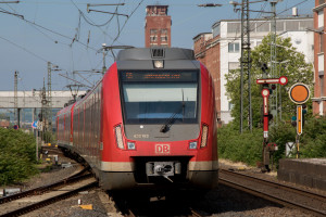 430 163 fährt mit noch einer weiteren Einheit in den Bahnhof Rüsselsheim ein, aufgenommen am 23.06.2019.