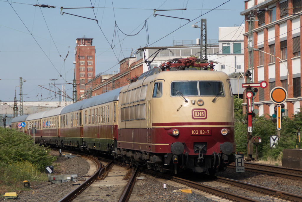 103 113 fährt mit ihrem TEE durch den Bahnhof Rüsselsheim, aufgenommen am 23.06.2019.