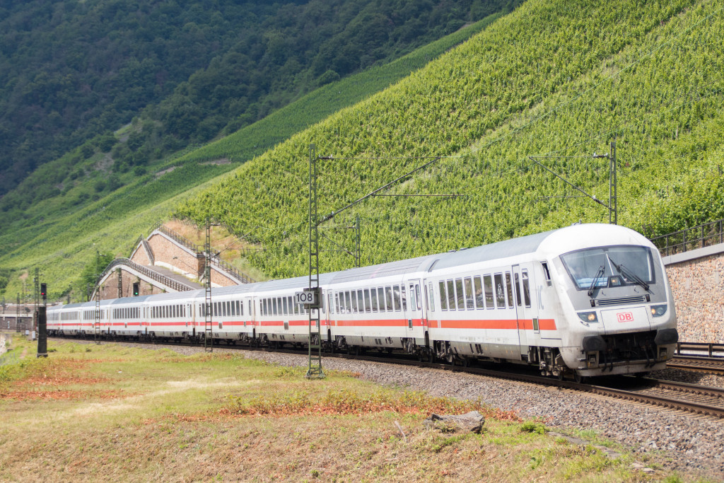 Ein IC wird durch die Weinberge des Boppard Hamm auf der linken Rheinstrecke geschoben, aufgenommen am 23.06.2019.