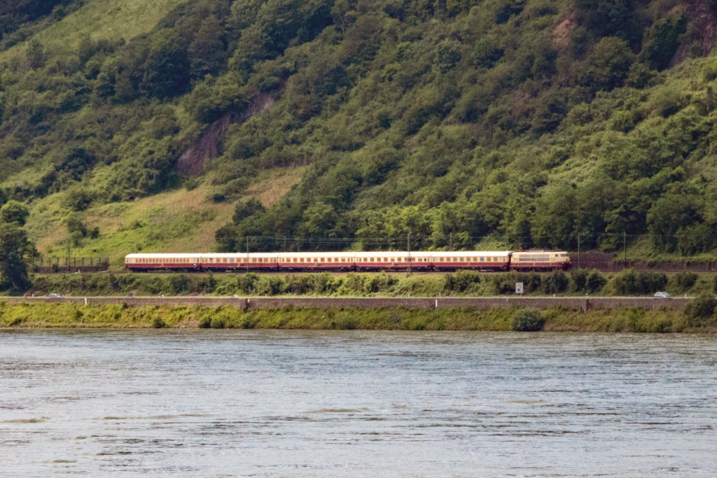 103 113 hat mit ihrem TEE Boppard auf der linken Rheinstrecke verlassen, aufgenommen am 23.06.2019.