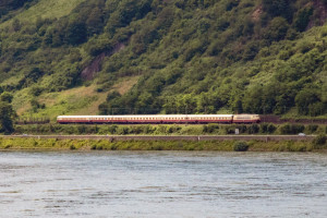 103 113 hat mit ihrem TEE Boppard auf der linken Rheinstrecke verlassen, aufgenommen am 23.06.2019.